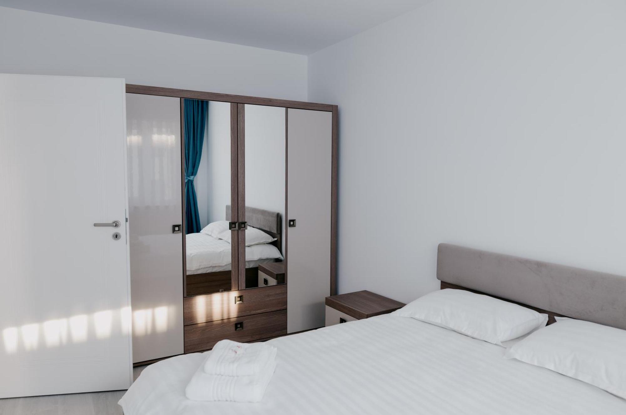 Royal Blue Property Oradea Extérieur photo