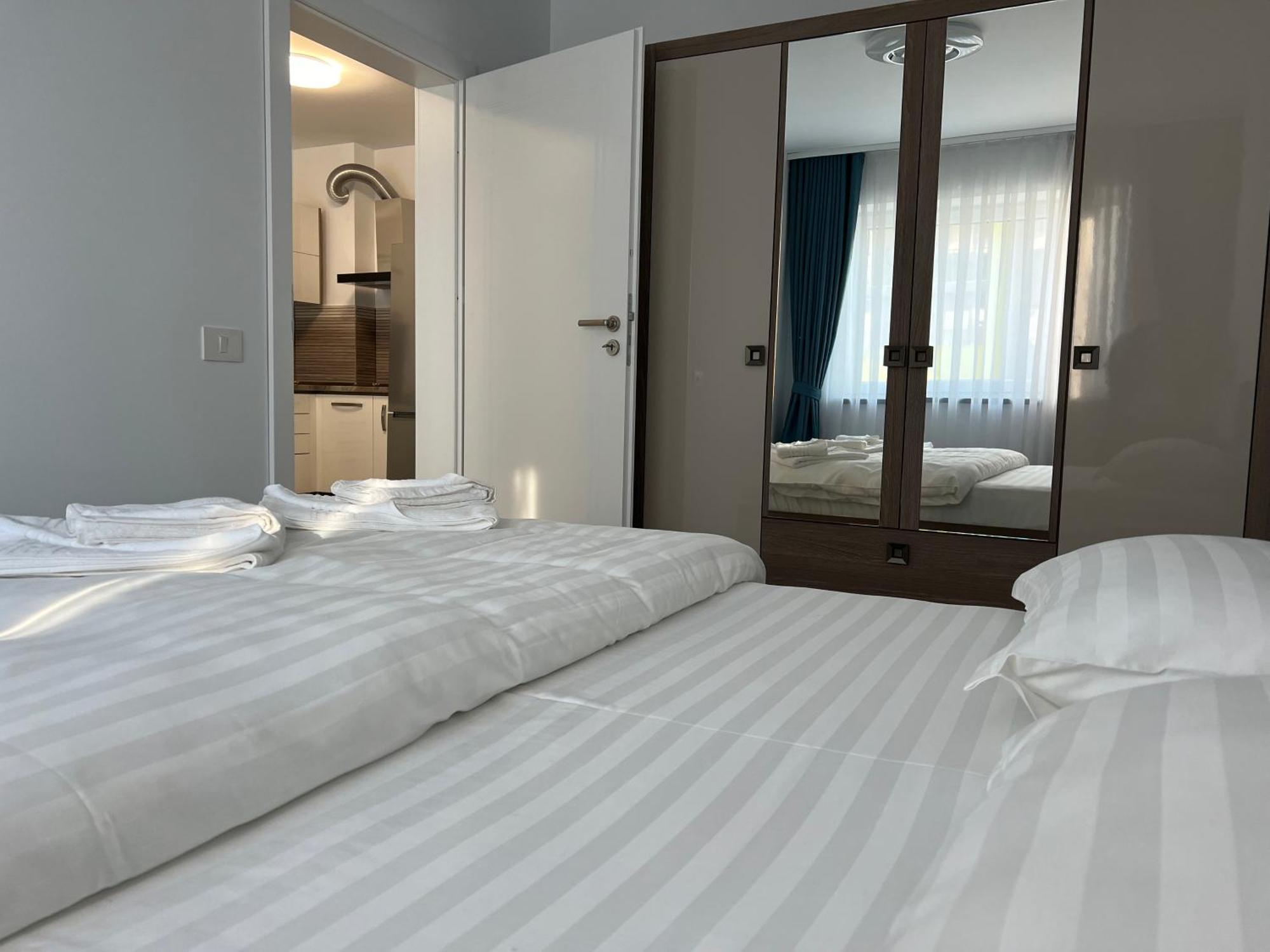 Royal Blue Property Oradea Extérieur photo
